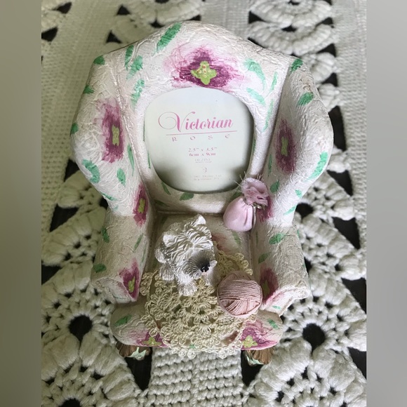 DEZINE Vintage Cottagecore Ceramic Comfy Chair Picture Frame - Picture 15 of 16